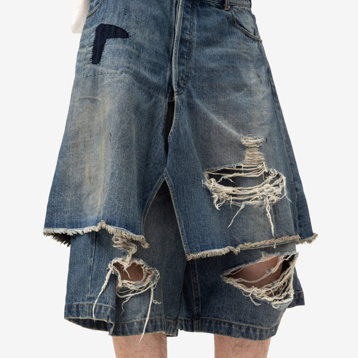 Short en jean superposé réparé