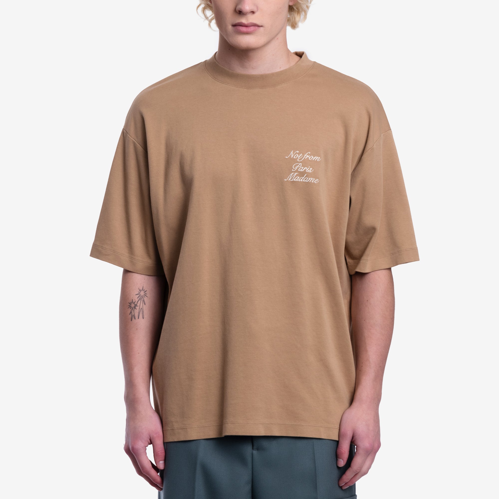 Drôle de Monsieur Le T-Shirt Slogan Calligraphy Ice Brown - 1