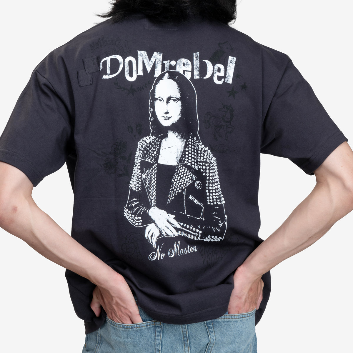 Elle est son t-shirt en cristal